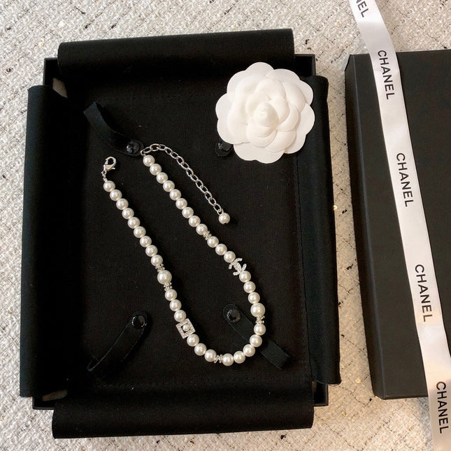 CHANEL 26S DOUBLE C LOGO PEARL NECKLACE WITH CRYSTAL DETAIL IN SILVER METAL 631884