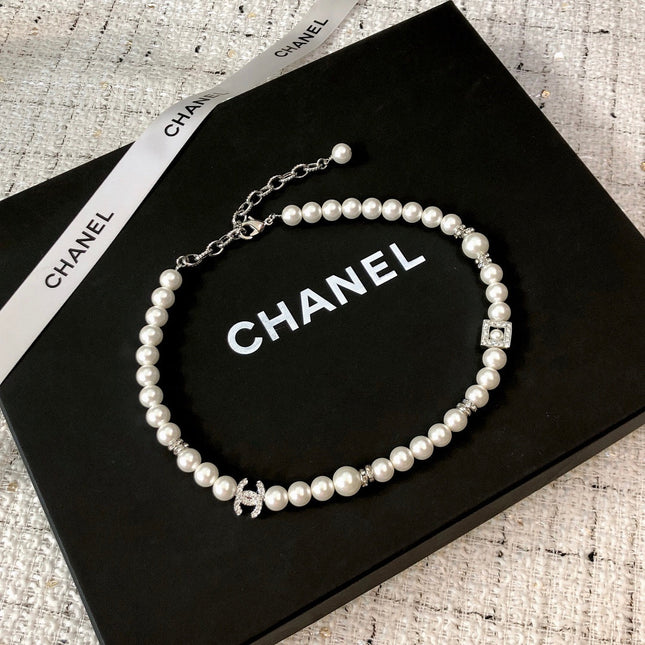 CHANEL 26S DOUBLE C LOGO PEARL NECKLACE WITH CRYSTAL DETAIL IN SILVER METAL 631884