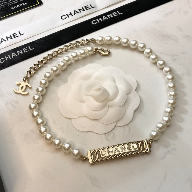 CHANEL 26S CHANEL LETTER CRYSTAL BAR PEARL NECKLACE IN GOLD METAL 631883