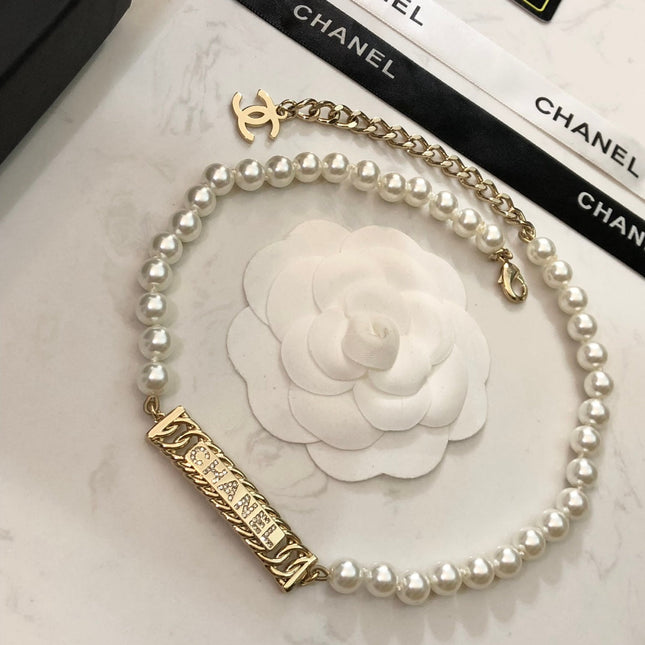 CHANEL 26S CHANEL LETTER CRYSTAL BAR PEARL NECKLACE IN GOLD METAL 631883