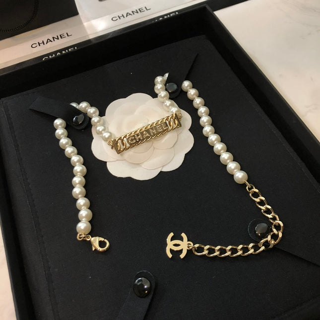 CHANEL 26S CHANEL LETTER CRYSTAL BAR PEARL NECKLACE IN GOLD METAL 631883