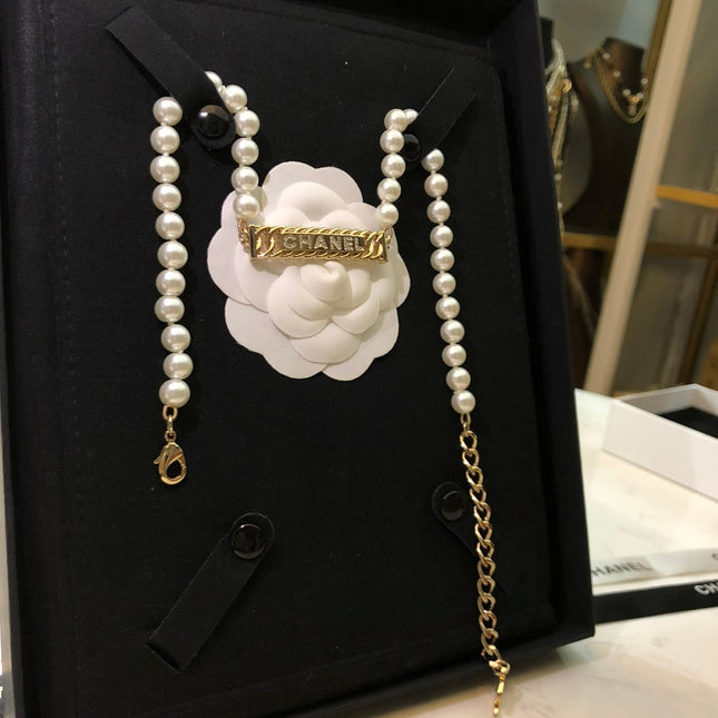 CHANEL 26S CHANEL LETTER CRYSTAL BAR PEARL NECKLACE IN GOLD METAL 631883