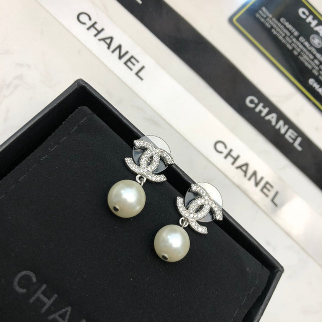 CHANEL 26S DOUBLE C LOGO PAVE CRYSTAL DROP EARRINGS WITH PEARL IN SILVER METAL 6333327