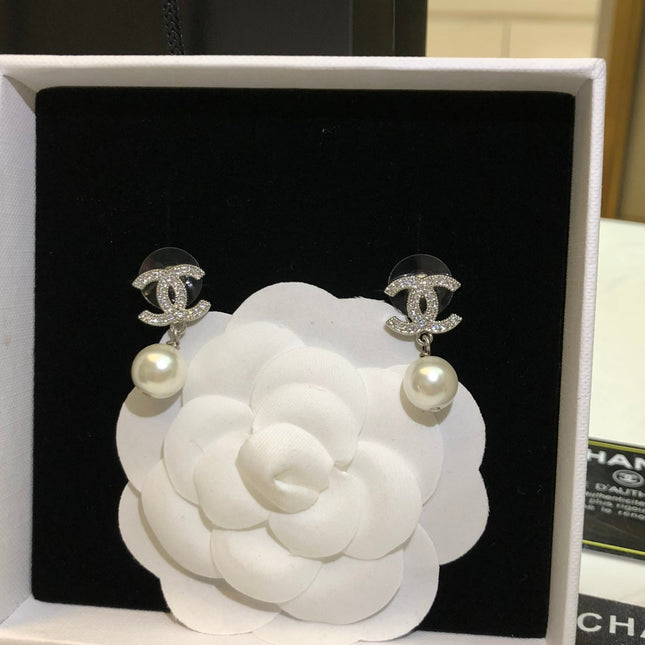 CHANEL 26S DOUBLE C LOGO PAVE CRYSTAL DROP EARRINGS WITH PEARL IN SILVER METAL 6333327