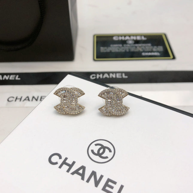 CHANEL 26S DOUBLE C LOGO BAGUETTE & PAVE CRYSTAL STUD EARRINGS IN SILVER METAL 631077