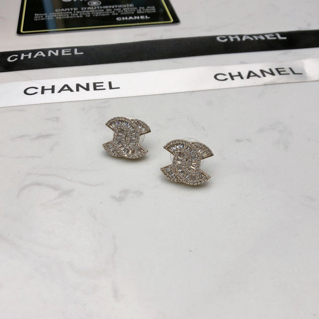CHANEL 26S DOUBLE C LOGO BAGUETTE & PAVE CRYSTAL STUD EARRINGS IN SILVER METAL 631077
