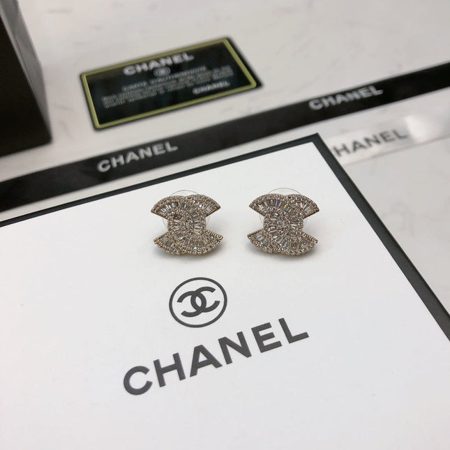 CHANEL 26S DOUBLE C LOGO BAGUETTE & PAVE CRYSTAL STUD EARRINGS IN SILVER METAL 631077