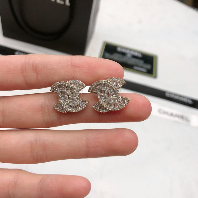 CHANEL 26S DOUBLE C LOGO BAGUETTE & PAVE CRYSTAL STUD EARRINGS IN SILVER METAL 631077
