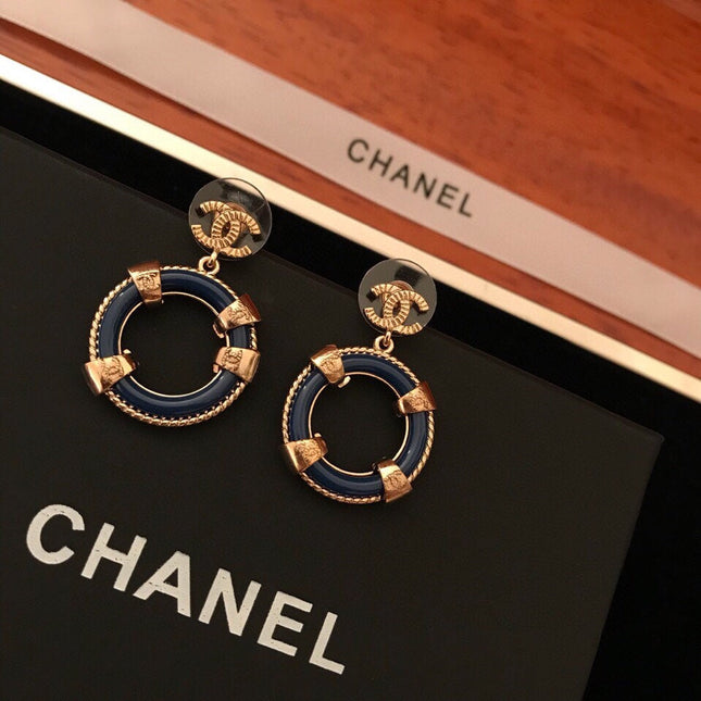 CHANEL 26S DOUBLE C LOGO ROUND DROP EARRINGS WITH NAVY BLUE ENAMEL IN GOLD METAL 6310833