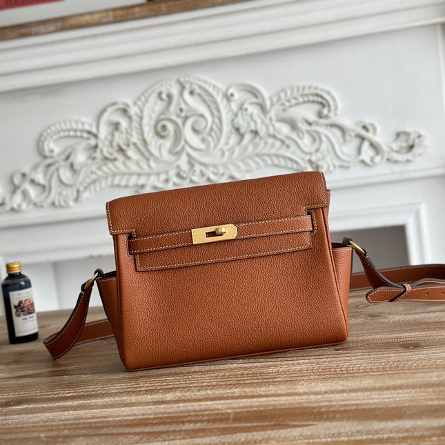 HM 25S KELLY MESSENGER 25 CM IN CARAMEL BROWN TOGO WITH GOLD HARDWARE