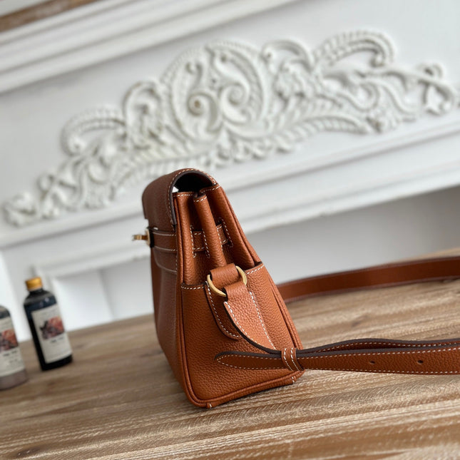 HM 25S KELLY MESSENGER 25 CM IN CARAMEL BROWN TOGO WITH GOLD HARDWARE