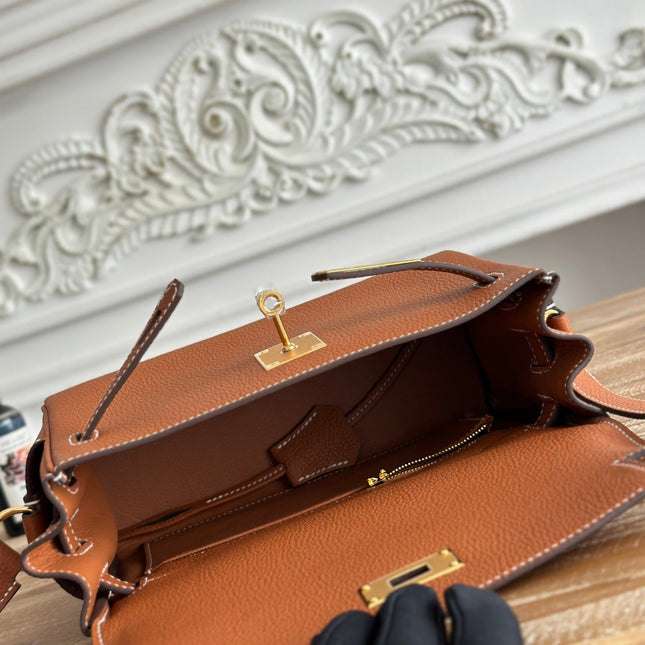HM 25S KELLY MESSENGER 25 CM IN CARAMEL BROWN TOGO WITH GOLD HARDWARE