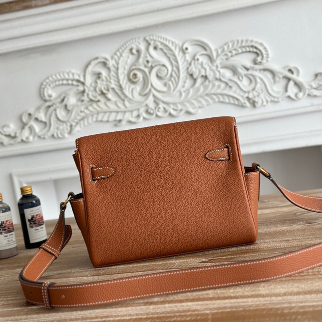 HM 25S KELLY MESSENGER 25 CM IN CARAMEL BROWN TOGO WITH GOLD HARDWARE