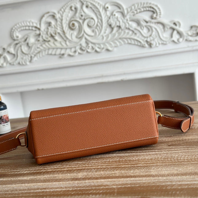 HM 25S KELLY MESSENGER 25 CM IN CARAMEL BROWN TOGO WITH GOLD HARDWARE