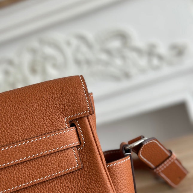 HM 25S KELLY MESSENGER 25 CM IN CARAMEL BROWN TOGO WITH SILVER HARDWARE
