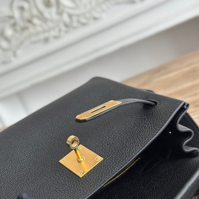 HM 25S KELLY MESSENGER 25 CM IN BLACK TOGO WITH GOLD HARDWARE