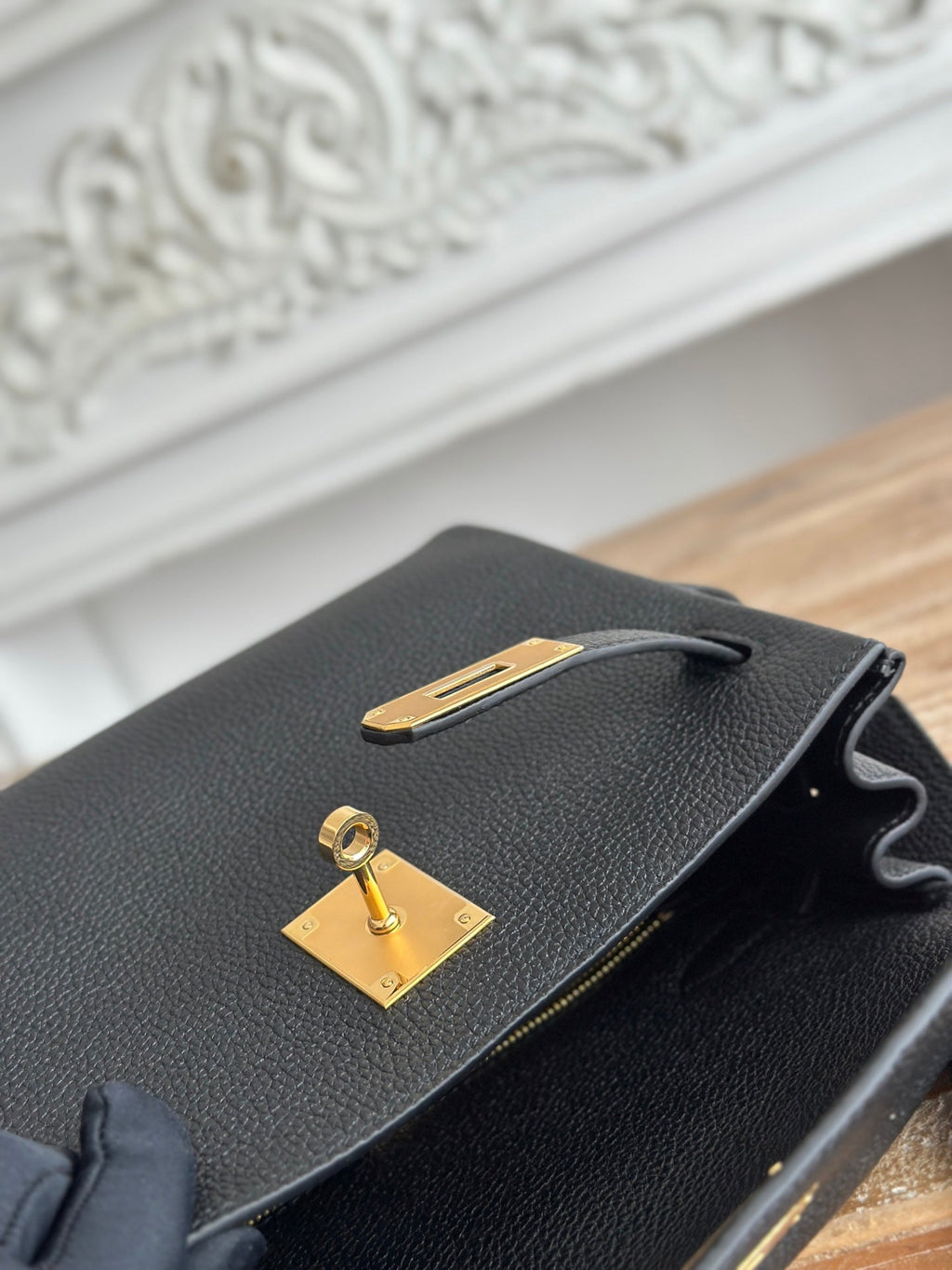 HM 25S KELLY MESSENGER 25 CM IN BLACK TOGO WITH GOLD HARDWARE