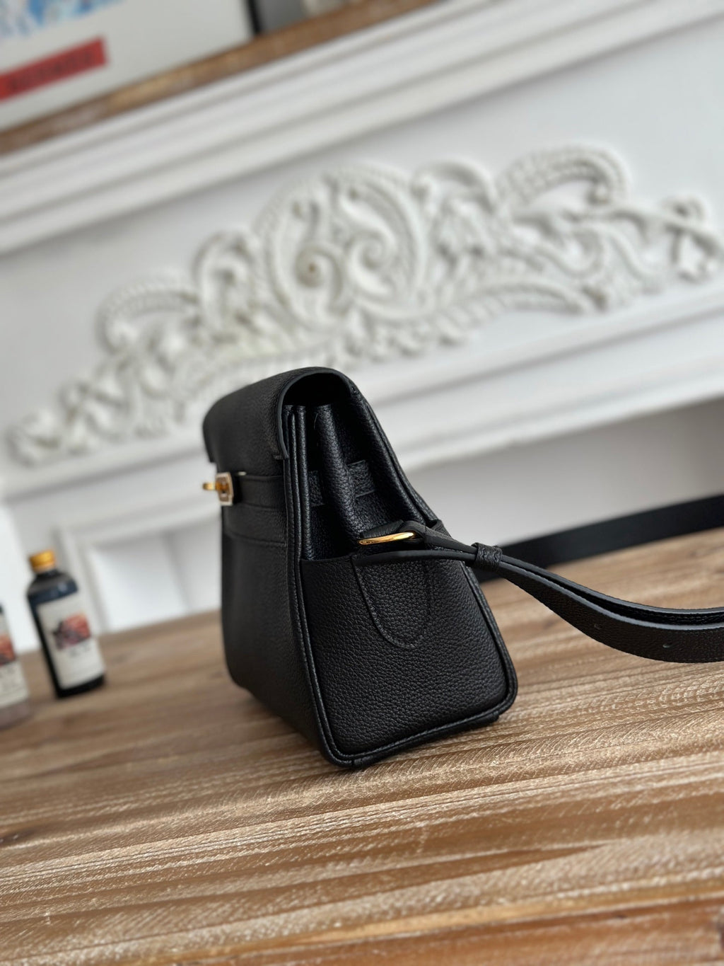 HM 25S KELLY MESSENGER 25 CM IN BLACK TOGO WITH GOLD HARDWARE