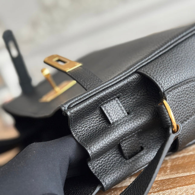 HM 25S KELLY MESSENGER 25 CM IN BLACK TOGO WITH GOLD HARDWARE