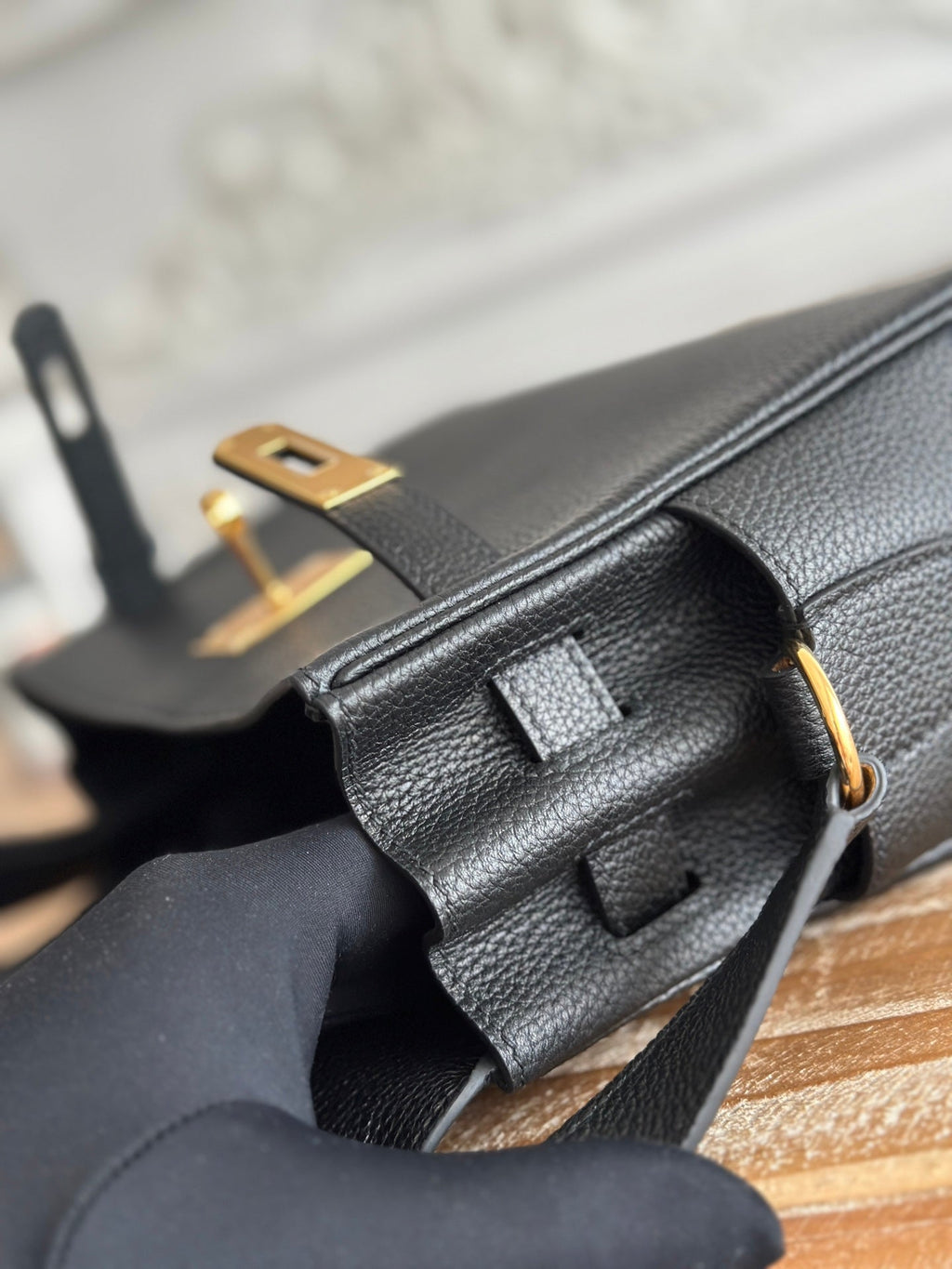 HM 25S KELLY MESSENGER 25 CM IN BLACK TOGO WITH GOLD HARDWARE