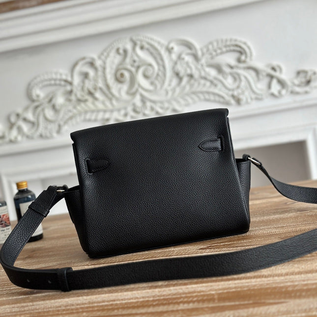 HM 25S KELLY MESSENGER 25 CM IN BLACK TOGO WITH SILVER HARDWARE
