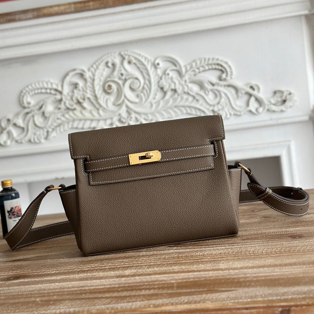 HM 25S KELLY MESSENGER 25 CM IN TAUPE BROWN TOGO WITH GOLD HARDWARE