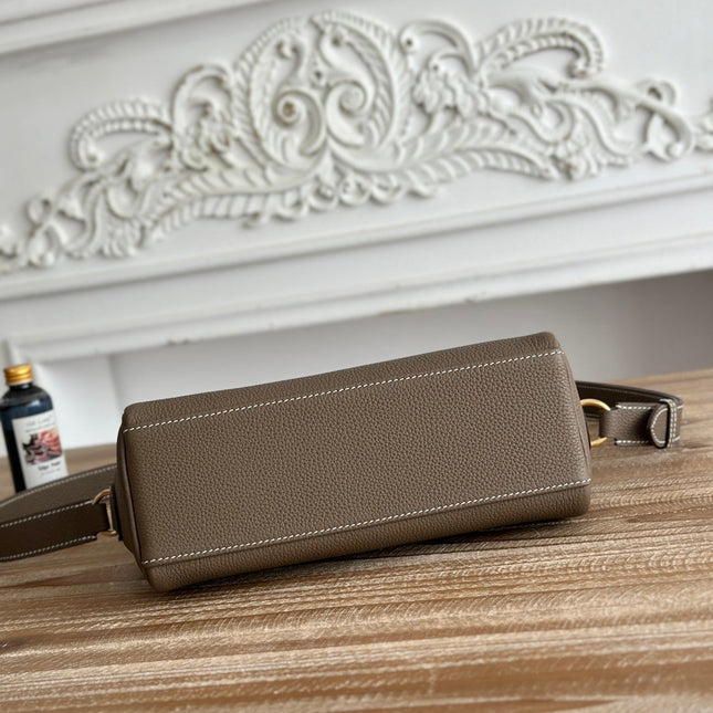 HM 25S KELLY MESSENGER 25 CM IN TAUPE BROWN TOGO WITH GOLD HARDWARE