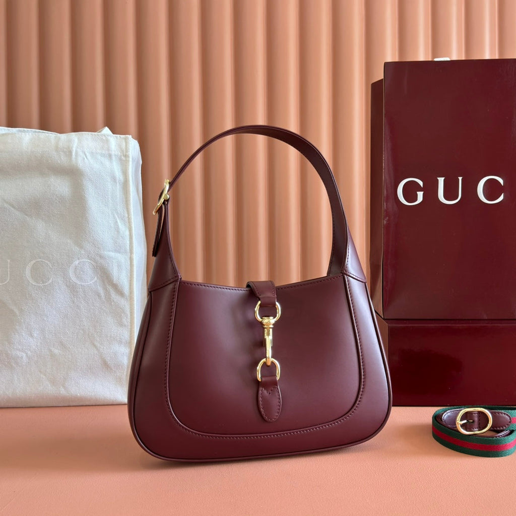 JACKIE SMALL SHOULDER BAG 27 IN BURGUNDY RED CALFSKIN GOLD HARDWARE