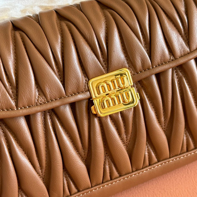 CHAIN SHOULDER BAG 24 IN BROWN PATENT SMOOTH LAMBSKIN