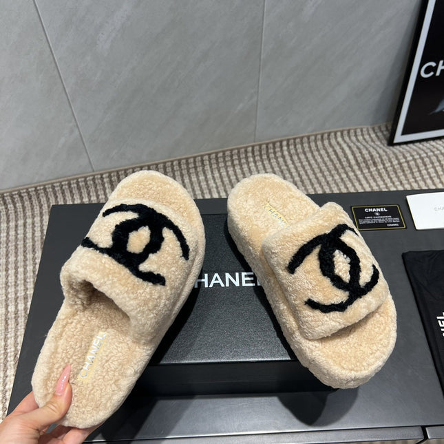 CHANEL 25S SLIPPERS THICK SOLED WITH EMBROIDERED LOGO IN BEIGE FUR