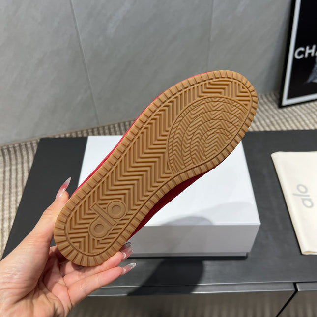 ALO 25S SUNSET SNEAKER IN RED SUEDE WITH PUFF CHARM