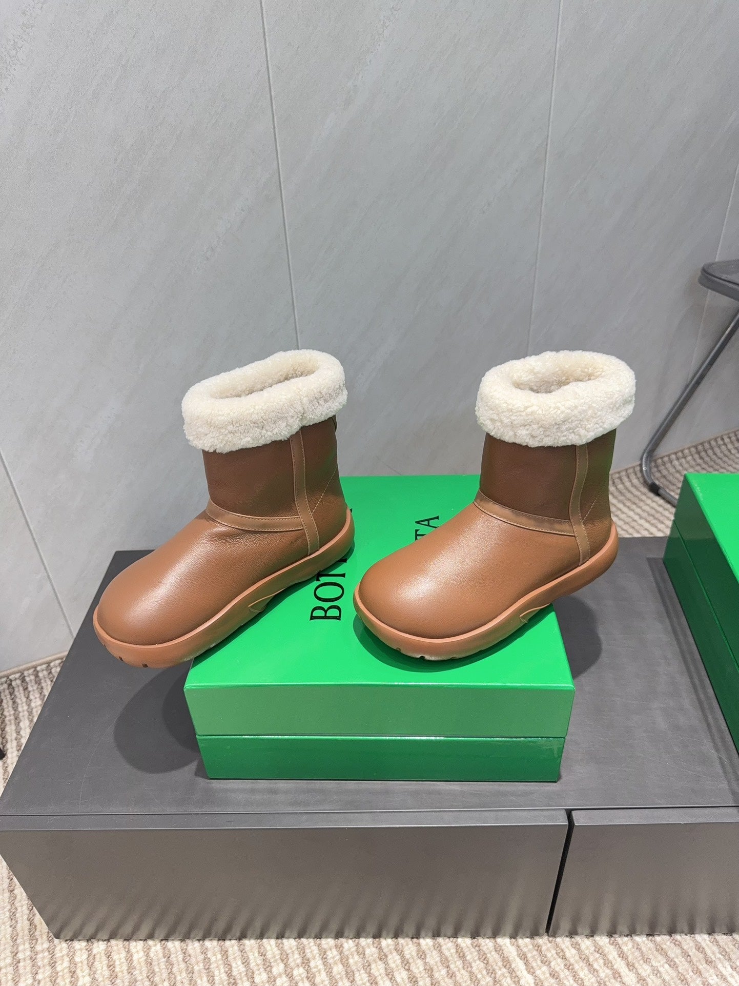 BOTTEGA VENETA 26S FUR-LINED ANKLE BOOTS IN BROWN CALFSKIN AND WHITE WOOL