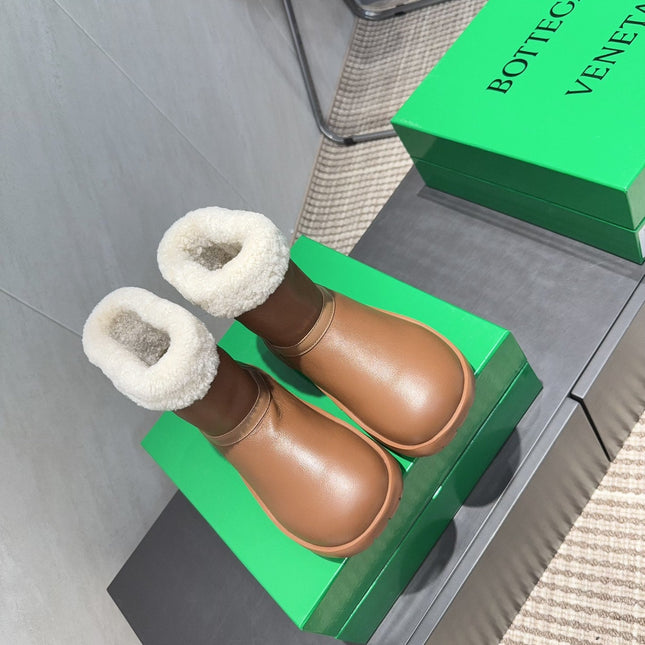 BOTTEGA VENETA 26S FUR-LINED ANKLE BOOTS IN BROWN CALFSKIN AND WHITE WOOL