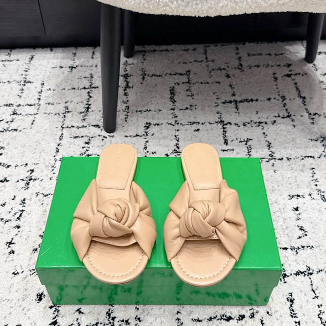 BOTTEGA VENETA 26S TWIST-STRAP SANDALS IN BEIGE LAMBSKIN