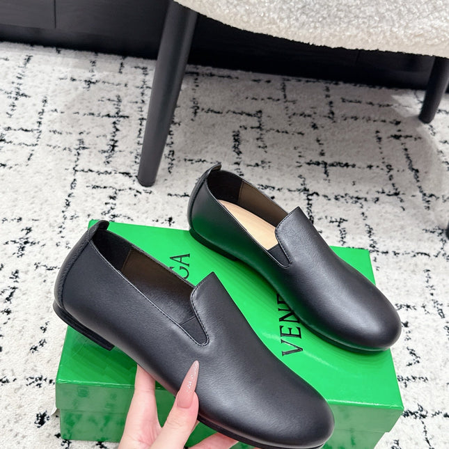 BOTTEGA VENETA 26S FLAT LOAFERS IN BLACK CALFSKIN