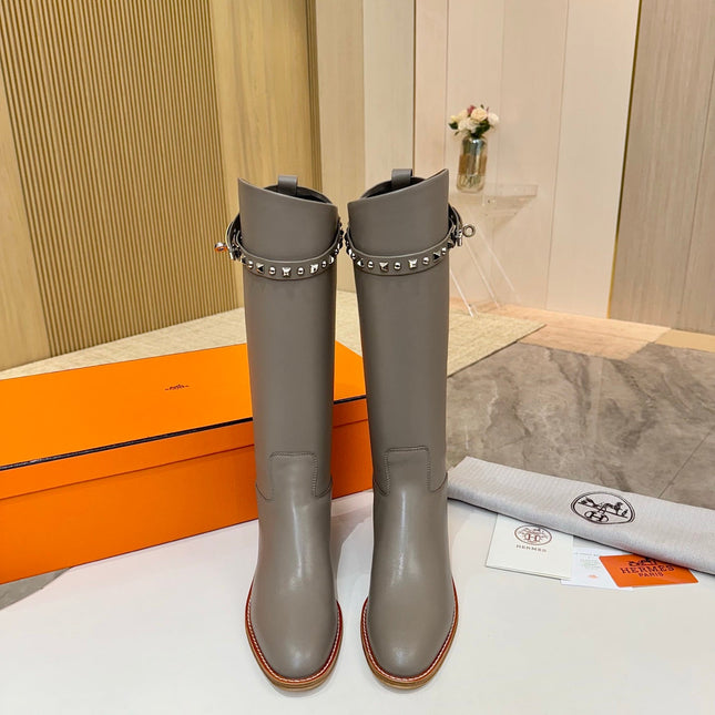 HM 25S KNEE-HIGH FLAT BOOTS IN GREY LAMBSKIN WITH SILVER HARDWARE