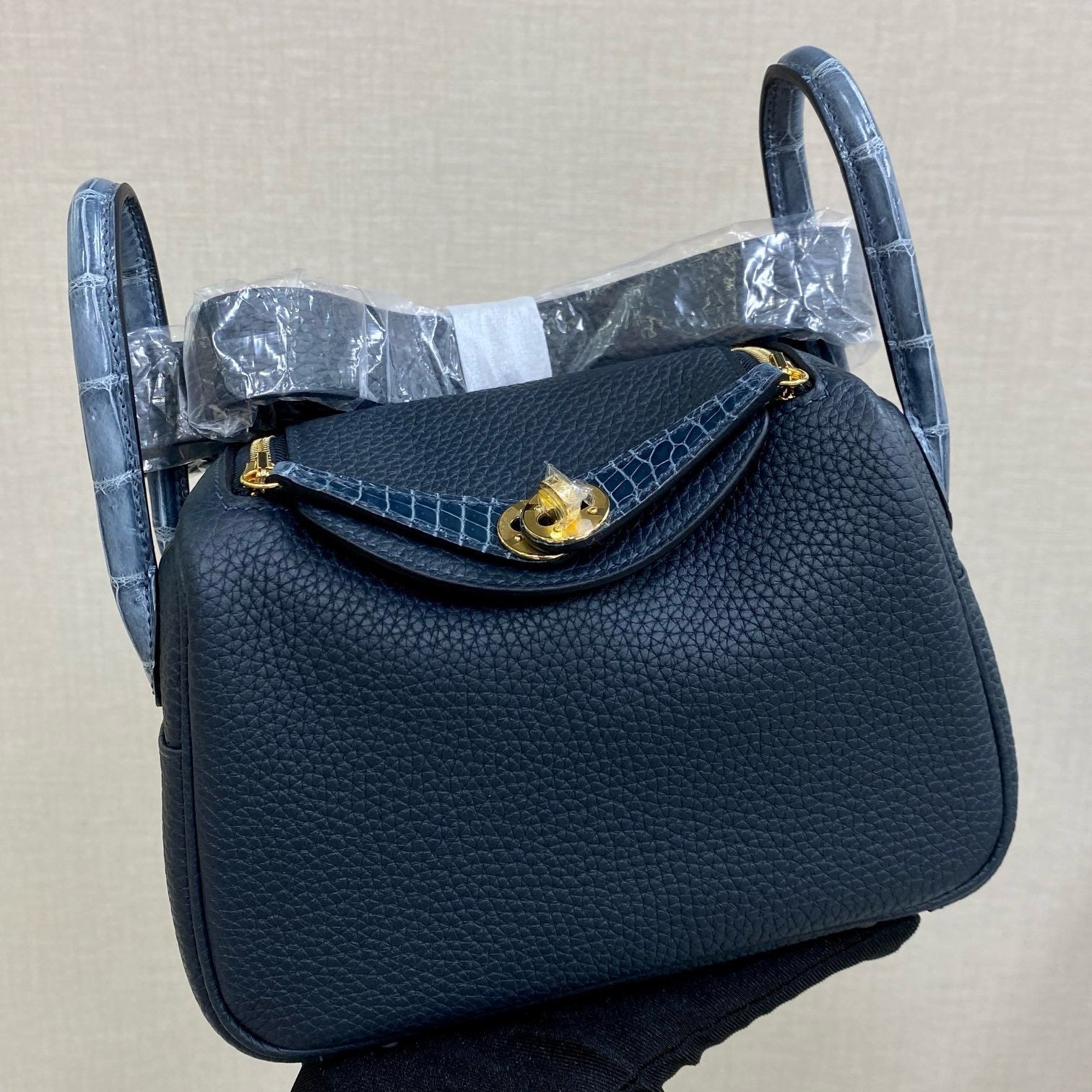 HM 25S MINI LINDY 19 CM IN MIDNIGHT BLUE COWHIDE WITH CROCODILE HANDLE AND GOLD HARDWARE