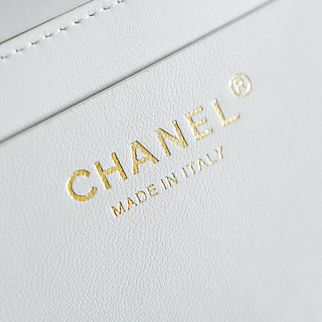 CHANEL 26S CLASSIC FLAP MEDIUM 23 IN NATURAL RAFFIA AND WHITE CALFSKIN GOLD HARDWARE