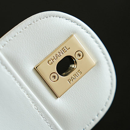 CHANEL 26S CLASSIC FLAP MEDIUM 23 IN NATURAL RAFFIA AND WHITE CALFSKIN GOLD HARDWARE