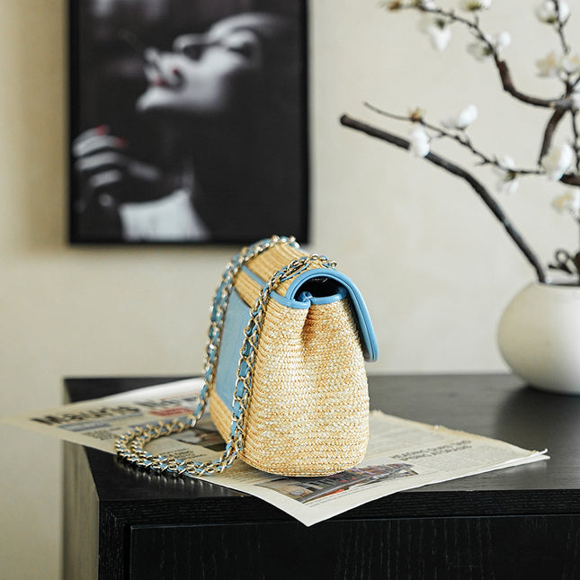 CHANEL 26S CLASSIC FLAP MEDIUM 23 IN NATURAL RAFFIA AND LIGHT BLUE CALFSKIN GOLD HARDWARE