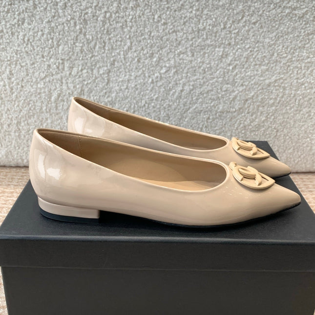 FLAT PUMPS IN BISQUE BEIGE PATENT CALFSKIN