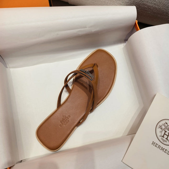 HM 26S KELLY BUCKLE THONG SANDALS IN CARAMEL BROWN CALFSKIN SILVER HARDWARE