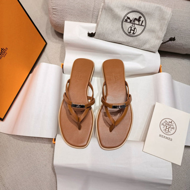 HM 26S KELLY BUCKLE THONG SANDALS IN CARAMEL BROWN CALFSKIN SILVER HARDWARE