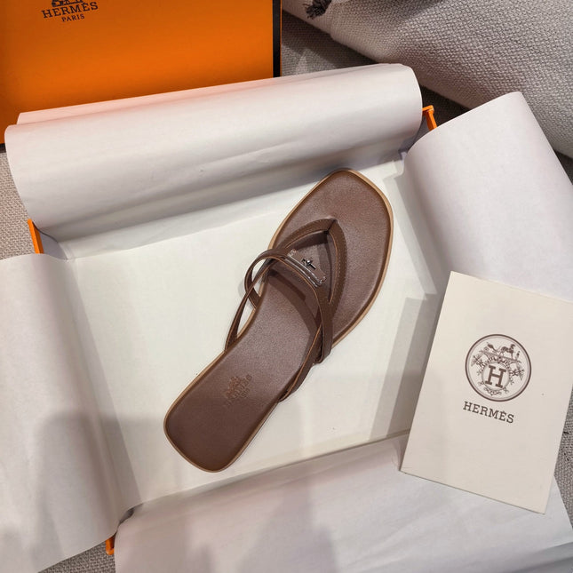 HM 26S KELLY BUCKLE THONG SANDALS IN BROWN CALFSKIN SILVER HARDWARE