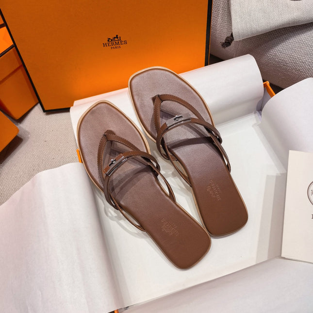 HM 26S KELLY BUCKLE THONG SANDALS IN BROWN CALFSKIN SILVER HARDWARE