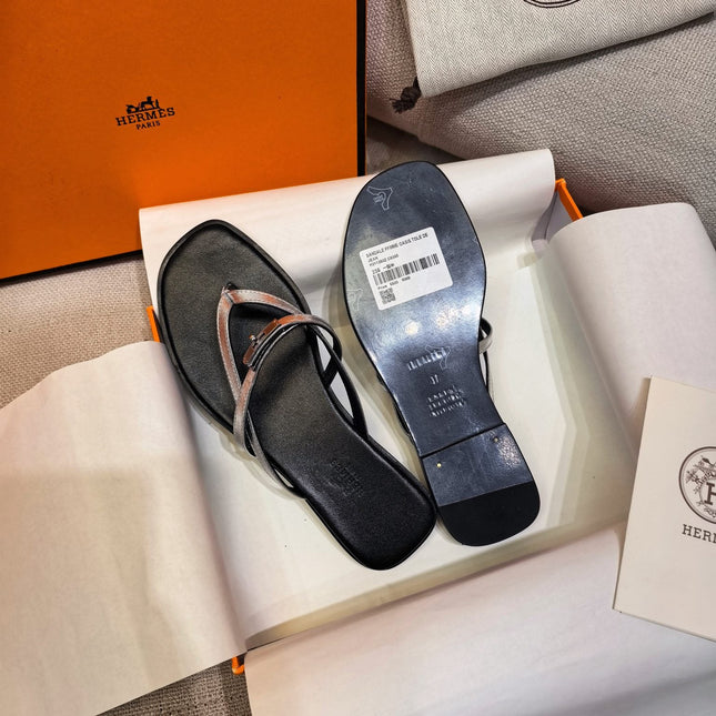 HM 26S KELLY BUCKLE THONG SANDALS IN BLACK CALFSKIN SILVER METALLIC STRAP
