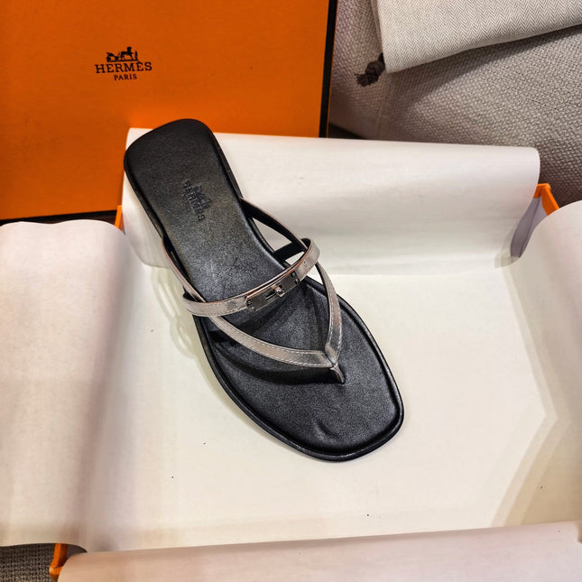 HM 26S KELLY BUCKLE THONG SANDALS IN BLACK CALFSKIN SILVER METALLIC STRAP