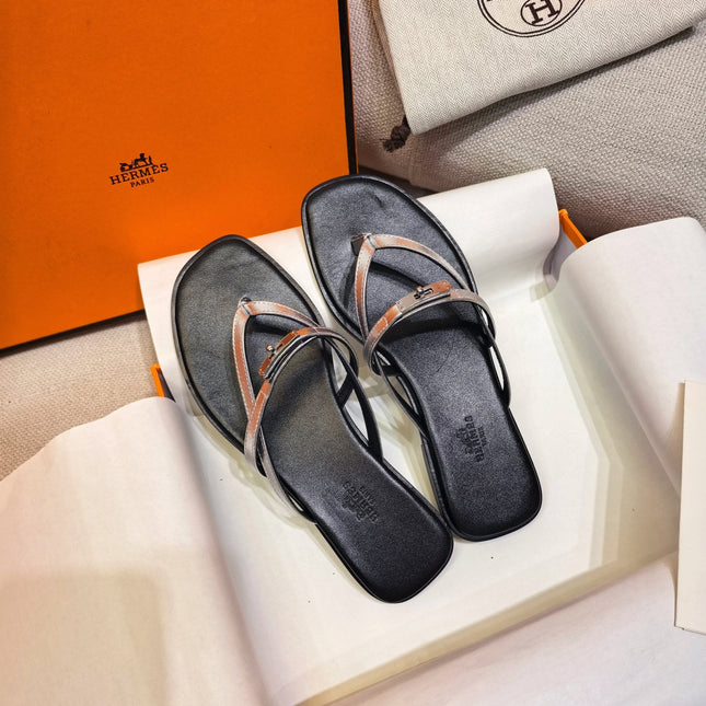 HM 26S KELLY BUCKLE THONG SANDALS IN BLACK CALFSKIN SILVER METALLIC STRAP