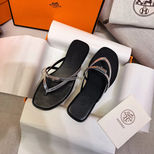 HM 26S KELLY BUCKLE THONG SANDALS IN BLACK CALFSKIN SILVER METALLIC STRAP