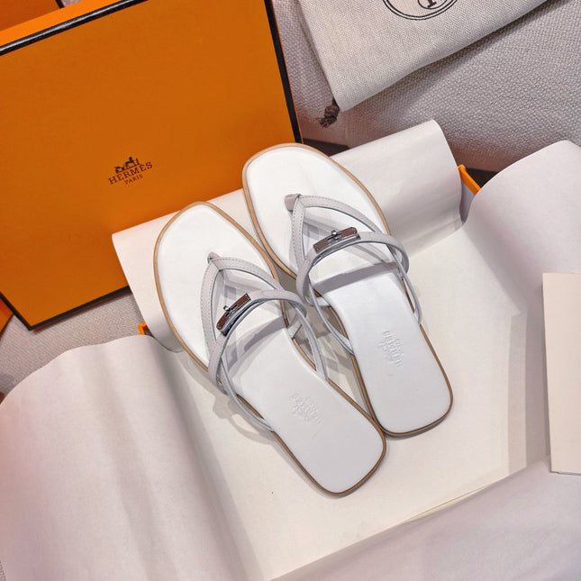 HM 26S KELLY BUCKLE THONG SANDALS IN WHITE CALFSKIN SILVER HARDWARE